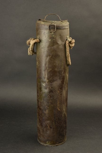 Englischer Artillerie-Metallbehälter. Großer, zyli