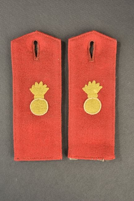 Ein Paar M1915-Schulterriemen des 4. Garde-Feldart