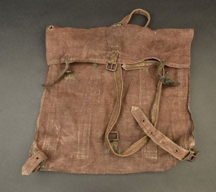 Sac à dos francais ersatz en toile marron. En fort