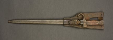 Baionetta Berthier M1892 con il relativo fodero. L