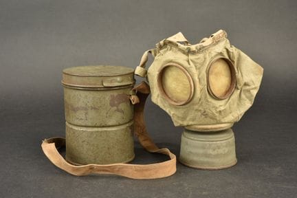Deutsche Gummi-Gasmaske in ihrer Schachtel. Gummim