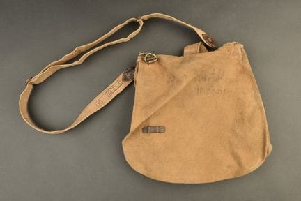 Ein deutscher Brotbeutel mit Regimentsschulterriem