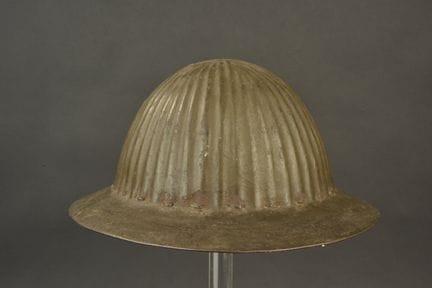 Portugiesischer Helm mit Namensschild. Geriffelter