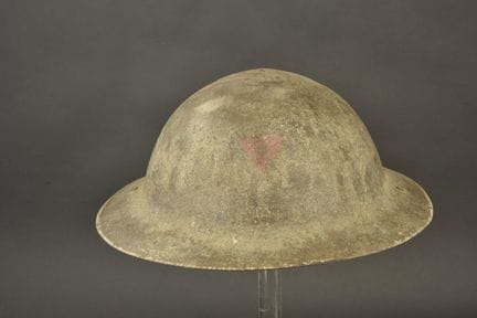 Englische Helmschale mit Abzeichen der 12th Trench