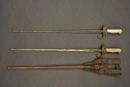Lotto di 2 baionette da spada Lebel M1886. Entramb