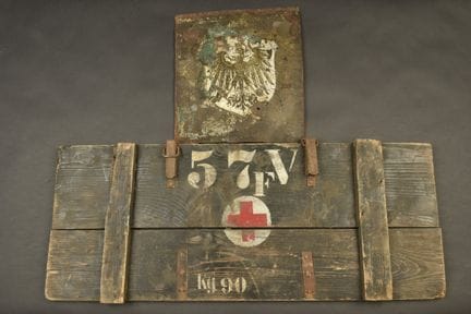 Teil einer deutschen Autotür und Deckel eines medi