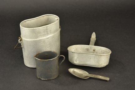 Ciotola, tazza e posate tedesche. Ciotola modello 