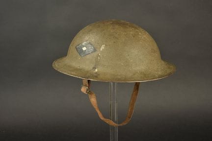 Namensgekennzeichneter US17-Sturmhelm der 80. Divi