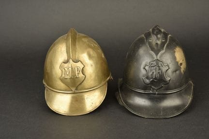 Elsass, Set aus zwei Feuerwehrhelmen aus Kupfer. E