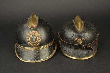 Deutschland, 2er-Set Feuerwehrhelme. Ein Helm aus 