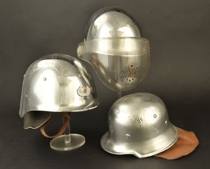 Ostdeutschland, Set aus drei Feuerwehrhelmen. 1950