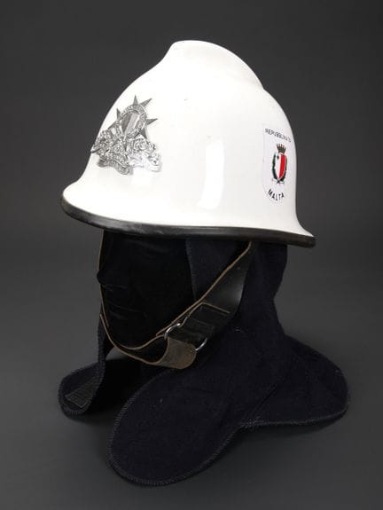 Malte, casque de sapeur-pompier. Casque blanc de f