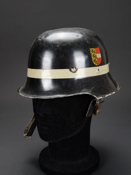 Österreich, Kärntner Feuerwehrhelm M34. Schwarz la