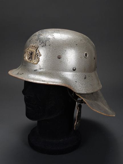 Deutschland, Berliner Feuerwehrhelm. Faserhelm in 