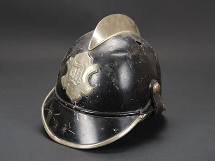 Deutschland oder Elsass: Feuerwehrhelm. Helm aus s