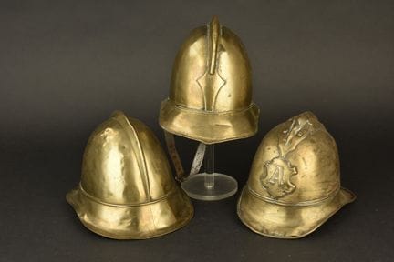 Elsass, Set aus drei Feuerwehrhelmen aus Kupfer. E