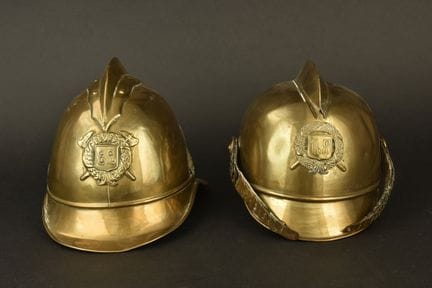 Elsass-Lothringen, Set aus zwei Feuerwehrhelmen. H