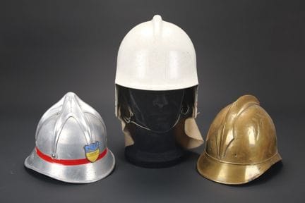 Österreich, Set aus drei Feuerwehrhelmen. Ein Kupf