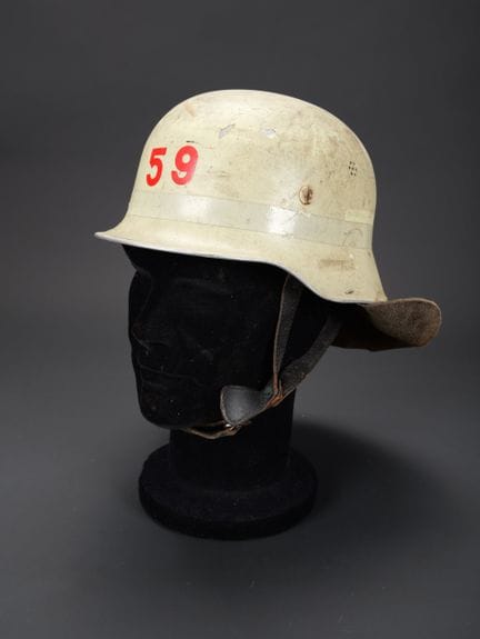 Deutschland, fluoreszierender Feuerwehrhelm. Alumi
