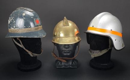International, lot de trois casques de pompiers. U