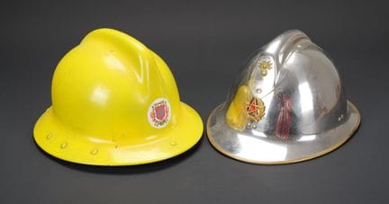 Maroc, lot de deux casques de sapeurs-pompiers. Un