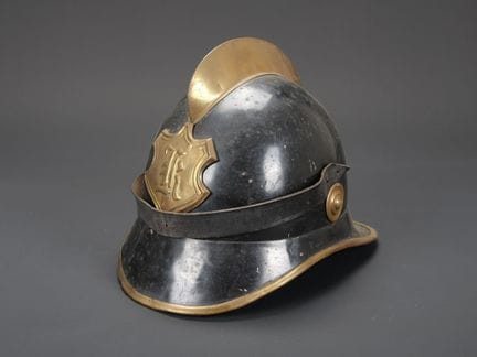 Deutschland: Feuerwehrhelm einer Stadt, deren Name