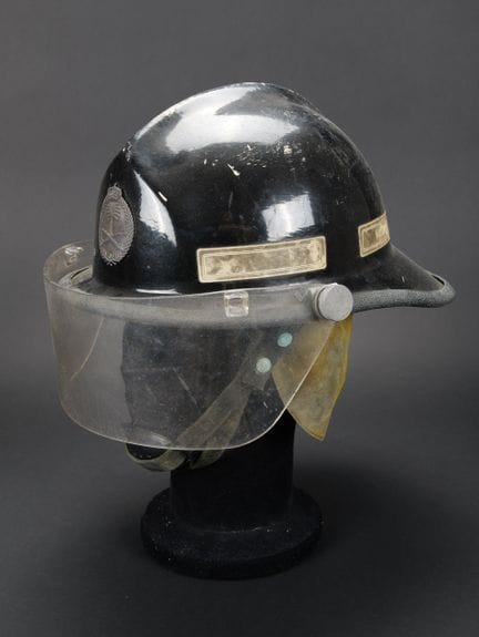 Saudi-Arabien, Feuerwehrhelm. Schwarzer Helm von C
