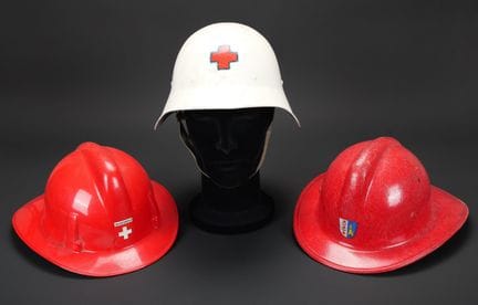 Svizzera, set di tre elmetti da pompiere. Un elmet