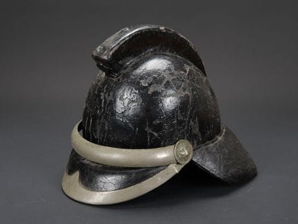 Feuerwehrhelm aus Leder, zu identifizieren. Helm m