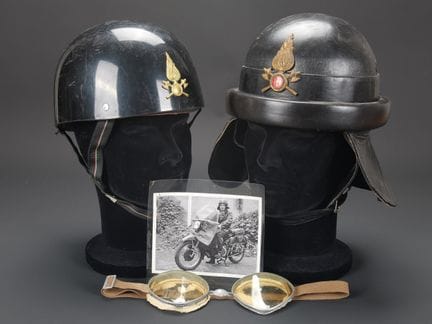 Italie, lot de deux casques d'estafettes motocycli