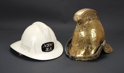 Australien, 2er-Set Feuerwehrhelme aus New South W