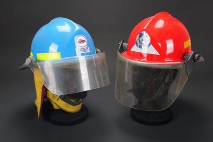 Australien, Set aus zwei Feuerwehrhelmen. Zwei Hel
