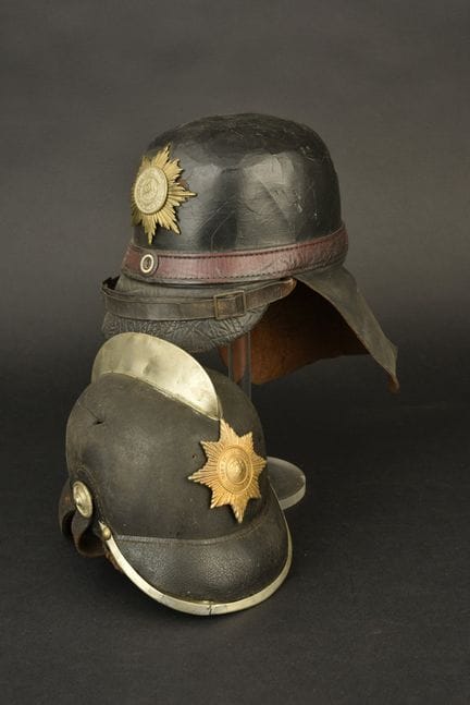 Deutschland, 2er-Set Feuerwehrhelme. Eine Feuerweh
