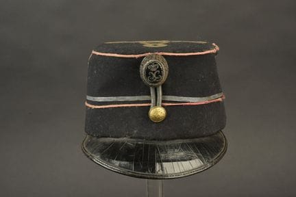 Shako in cartone rivestito di un fine tessuto blu 
