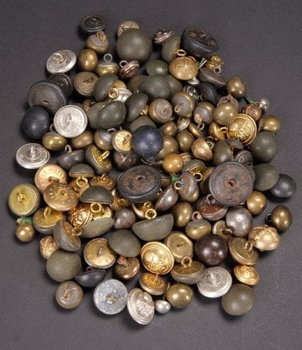 Lot comprenant environ 138 boutons de differents m