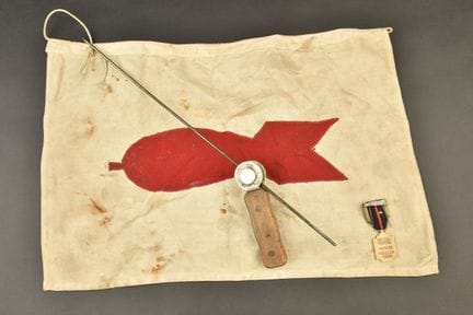 Set composto da medaglia e materiale per lo sminam