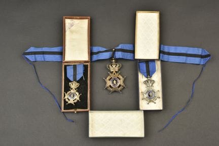 Medailles bilingues de l’ordre de Leopold II. Mode