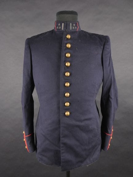 Giacca belga in gabardina blu navy. Bordi rossi su