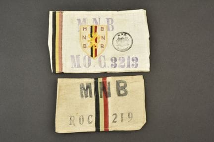 Due bracciali dei partigiani del MNB, di cui uno p