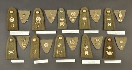 Dieci paia di distintivi da colletto e spalline. E