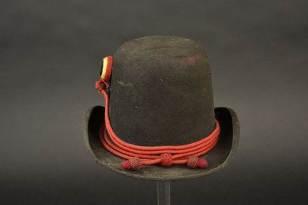 Cappello con cordoncino rosso e coccarda tricolore