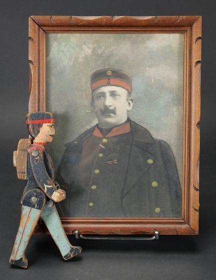 Graziosa statuetta in legno dipinto e snodabile ra