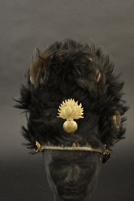 Cappello di pelliccia nera, decorato sul davanti c