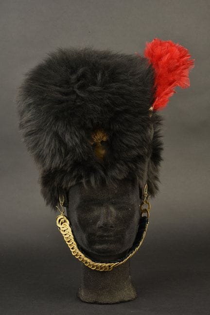 Cappello di pelliccia nera, decorato sul davanti c