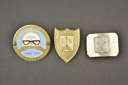 Lot d’objets de la police de Liege. Plaque de coif