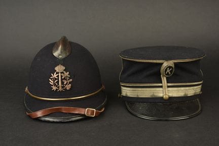 Kepì e elmetto della polizia belga. Kepì di agente