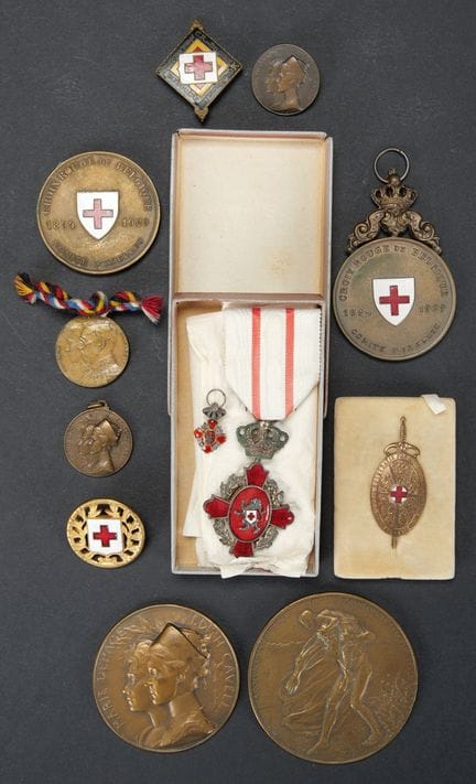 Collezione di cimeli della Croce Rossa belga risal