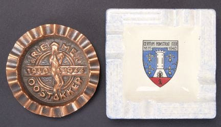 Ceniceros conmemorativos. El conjunto incluye un c