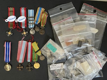 FRANCE MINIATURES: 10 piezas y unas 55 broches. Me