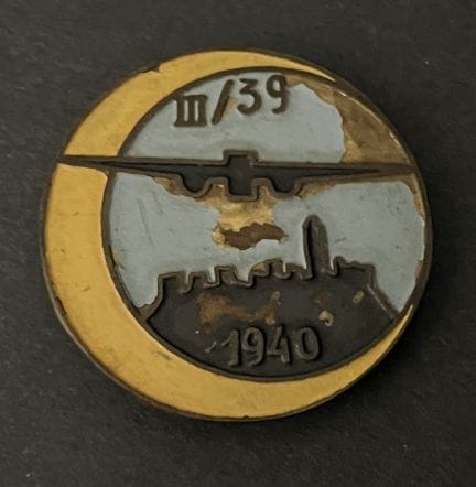 1940年驻扎在叙利亚阿勒颇的第III/39轰炸中队徽章，当地制造，金属材质，经喷漆处理。英文摘要：